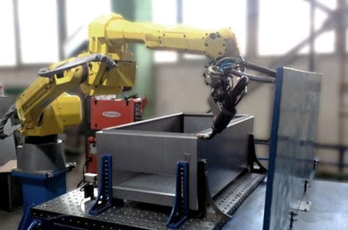 石排钣金加工厂-焊接机器人